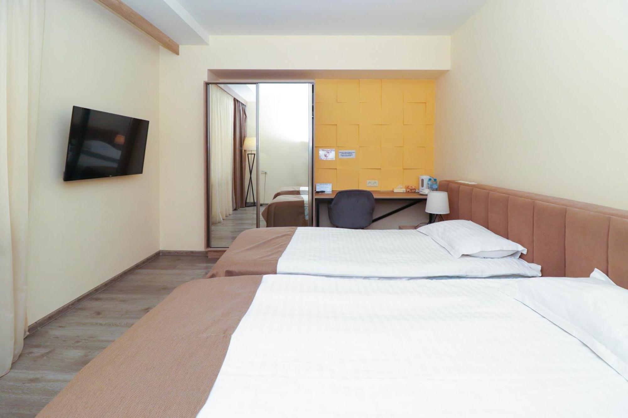 Mandarin Hotel Erivan Exterior foto