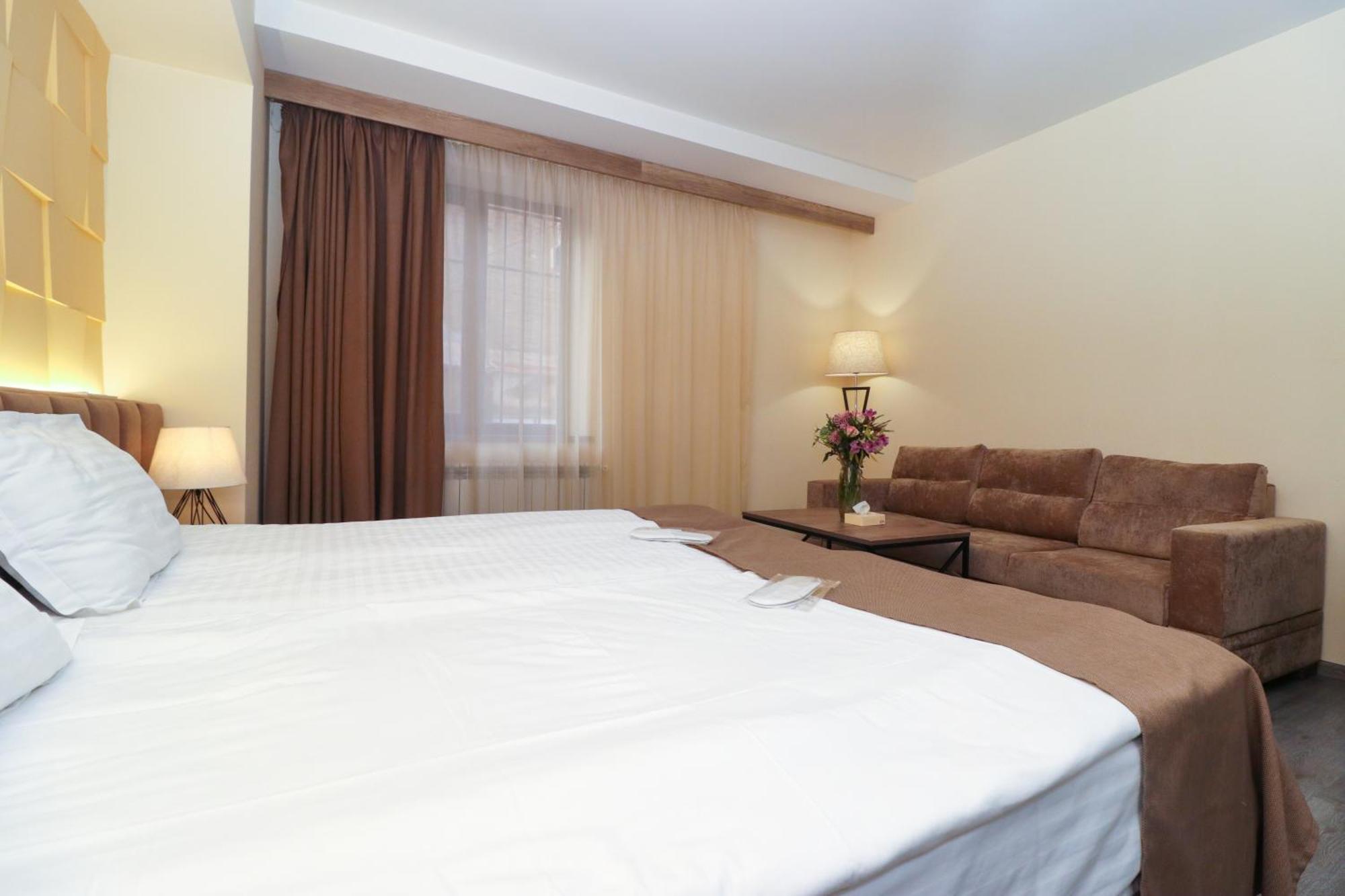 Mandarin Hotel Erivan Exterior foto
