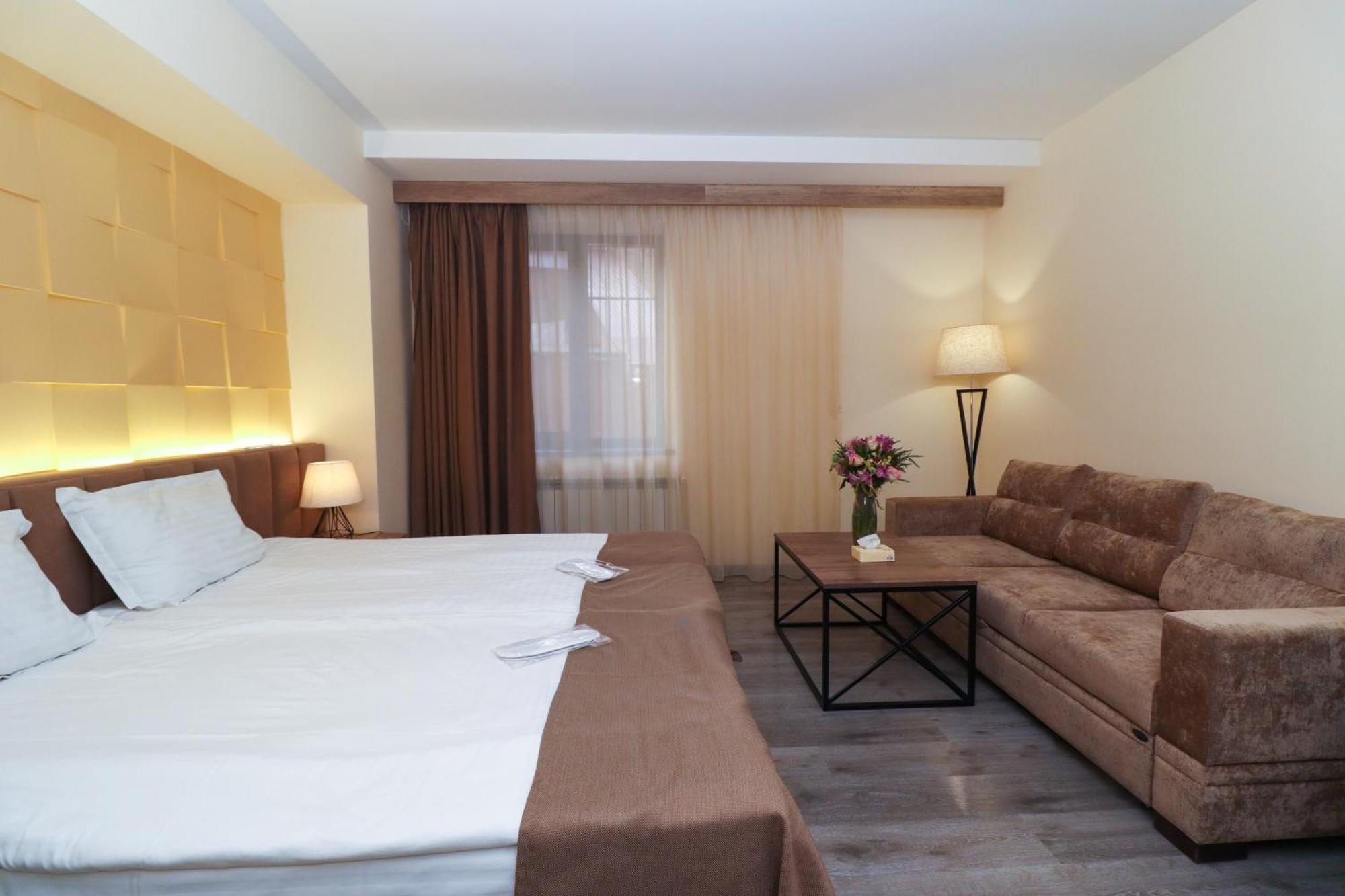 Mandarin Hotel Erivan Exterior foto
